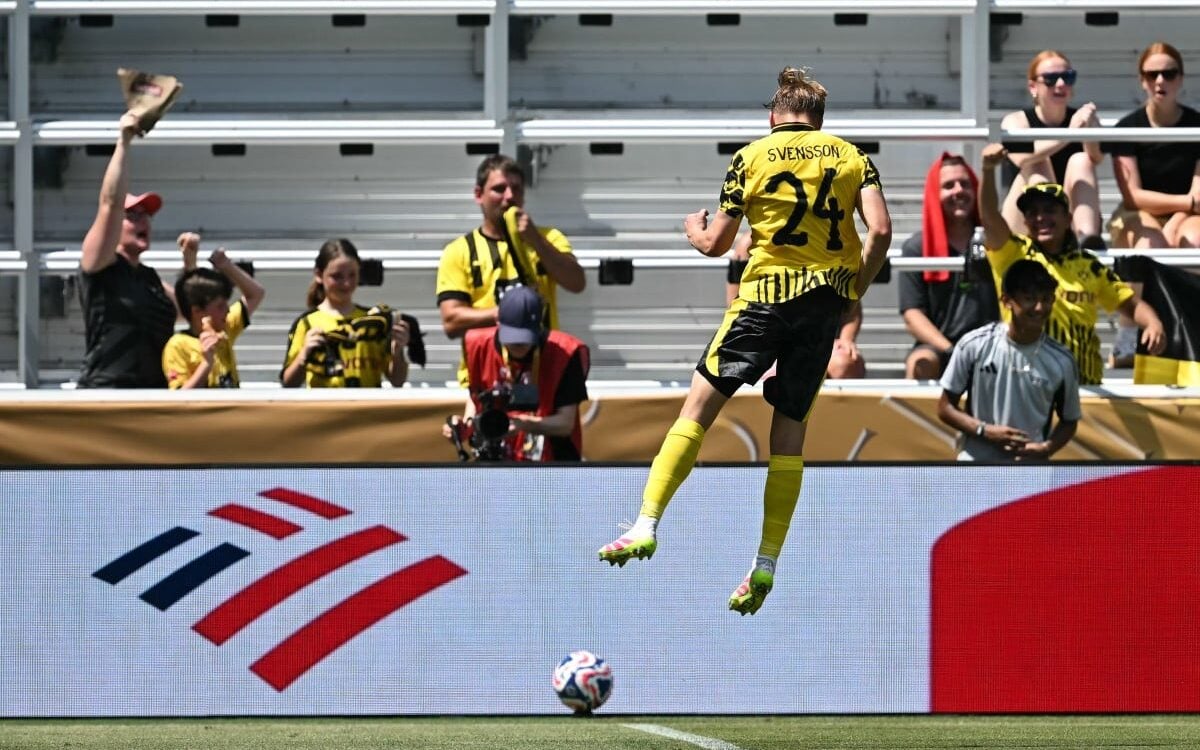Svensson comemora o gol da vitória do Borussia