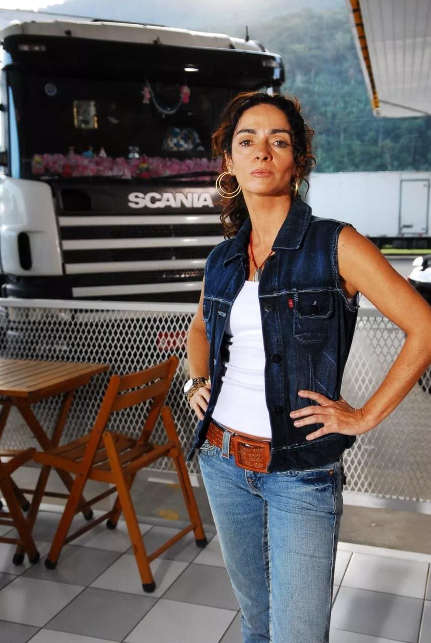Claudia Ohana conta que aprendeu a dirigir caminhão para viver a personagem Cida em A Favorita