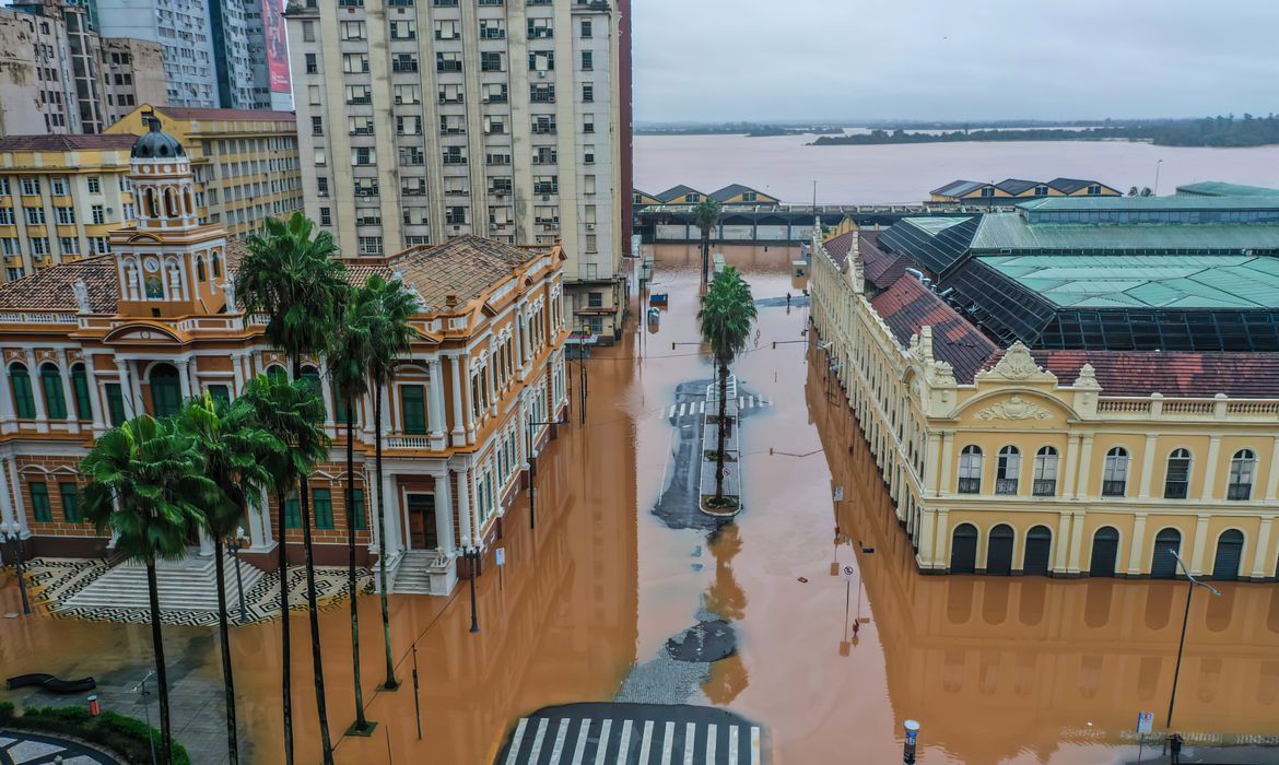 Porto Alegre ainda tem várias regiões inundadas após cheia do rio Guaíba