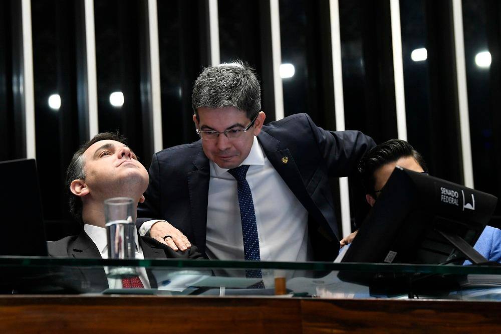 Randolfe Rodrigues (direita) pede a Rodrigo Pacheco (esquerda) leitura e instalação imediata da CPI do MEC no Senado