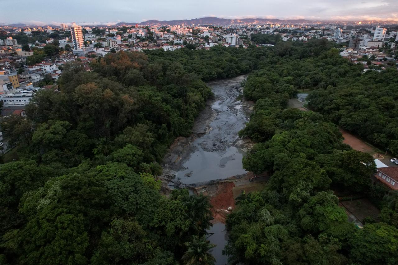 Represa de água no Parque Municipal Fazenda Lagoa do Nado se rompeu durante forte chuva 
