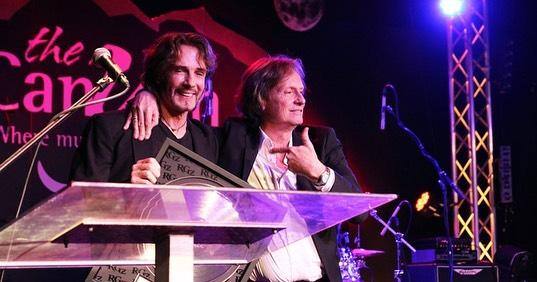 Rick Springfield (esq) e Brett Tuggle
