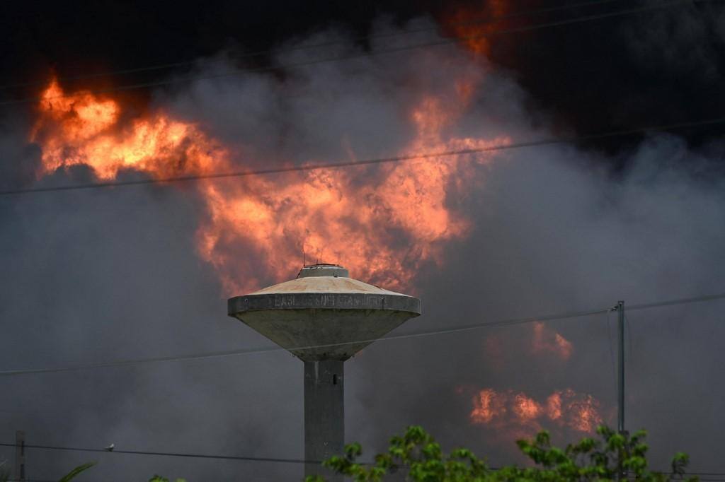 ALT Um dos tanques de petróleo em Cuba atingidos pelo fogo, que começou após o depósito ser atingido por um raio