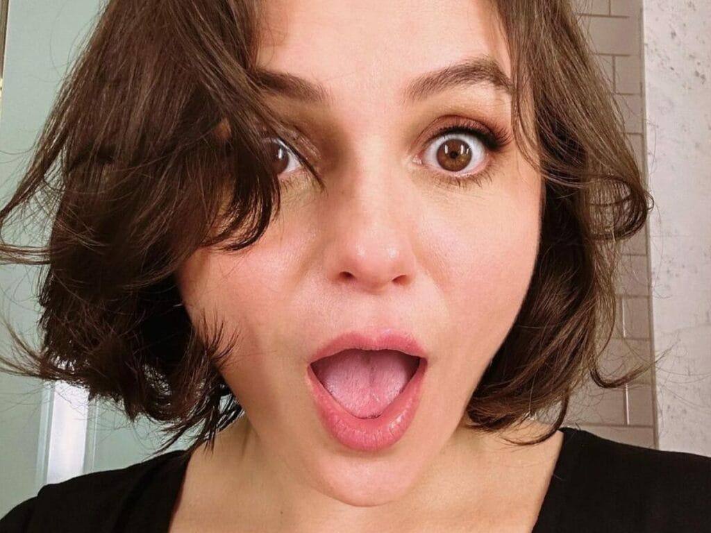 Monica Iozzi admite desconforto ao gravar cenas de sexo em novela de Walcyr Carrasco