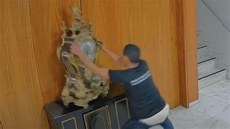 Homem destrói relógio no Planalto: Obra foi desenhada por André-Charles Boulle e fabricada por Balthazar Martinot, que era o relojoeiro de Luís 14