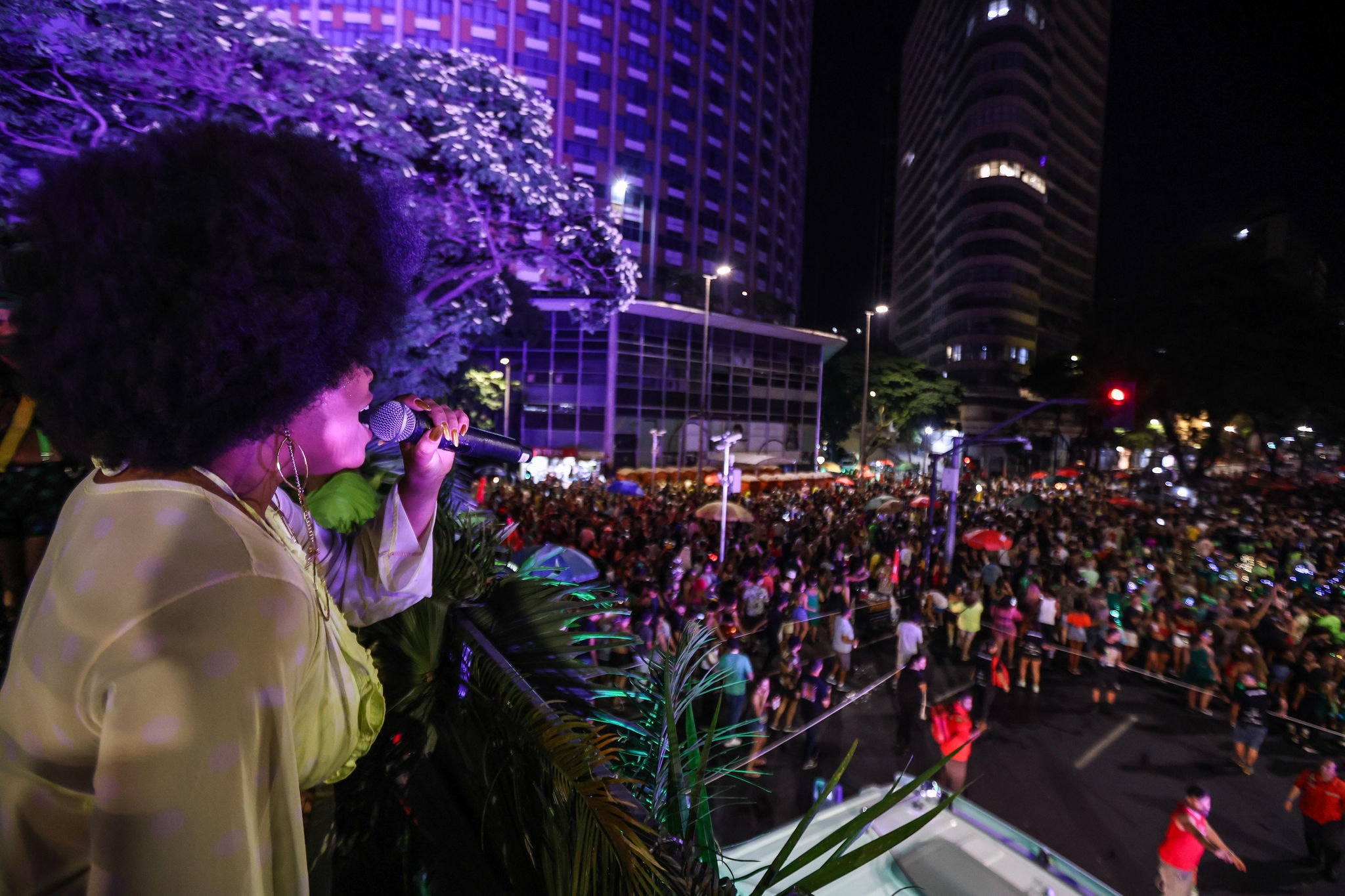 Com uma multidão reunida e um show de luzes no coração do Hipercentro de Belo Horizonte, o bloco Chama o Síndico desfila pela avenida Afonso Pena na noite desta quarta-feira (26 de fevereiro)