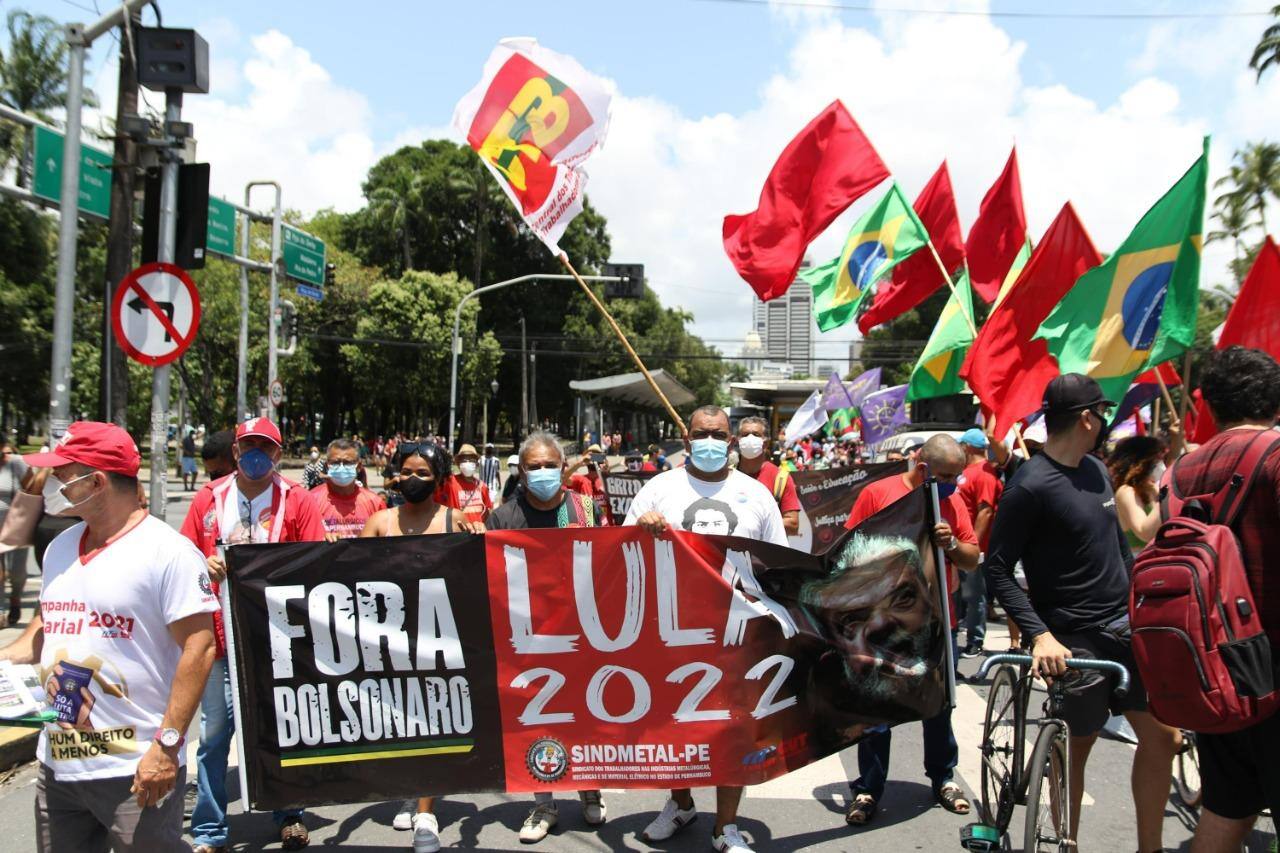 Manifestantes foram às ruas neste sábado (2 de outubro) protestar contra governo Bolsonaro