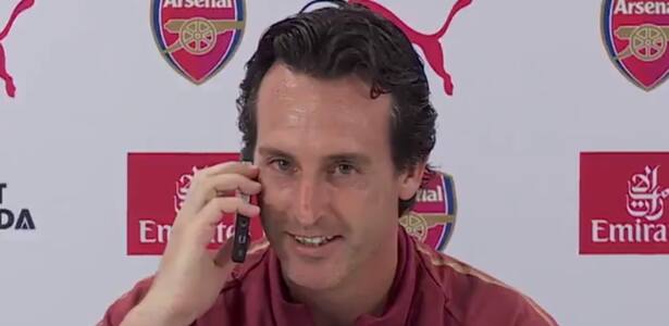 Unai Emery protagoniza cena engraçada durante entrevista coletiva no Arsenal