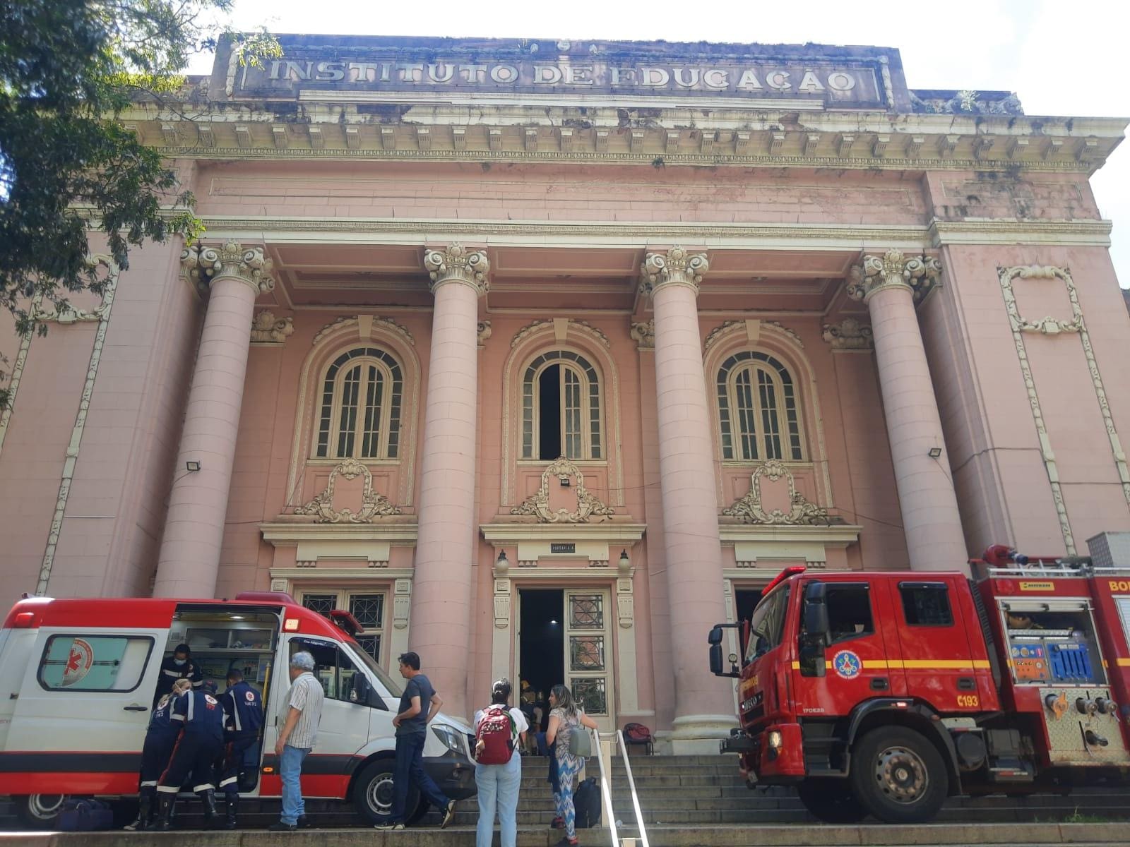SAMU e Bombeiros atuam no incêndio no IEMG