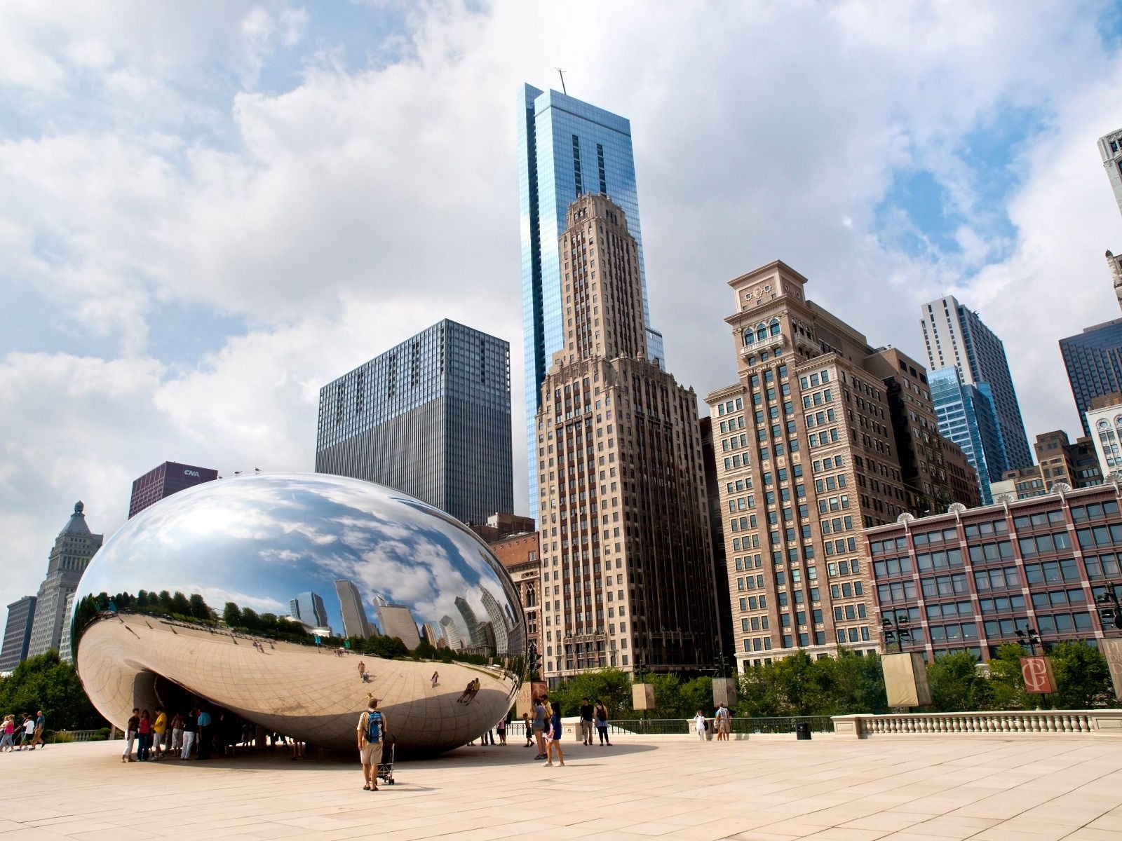Criado pelo artista Anish Kapoor para o Millennium Park, o Cloud Gate é cartão-postal de Chicago e reflete os edifícios
