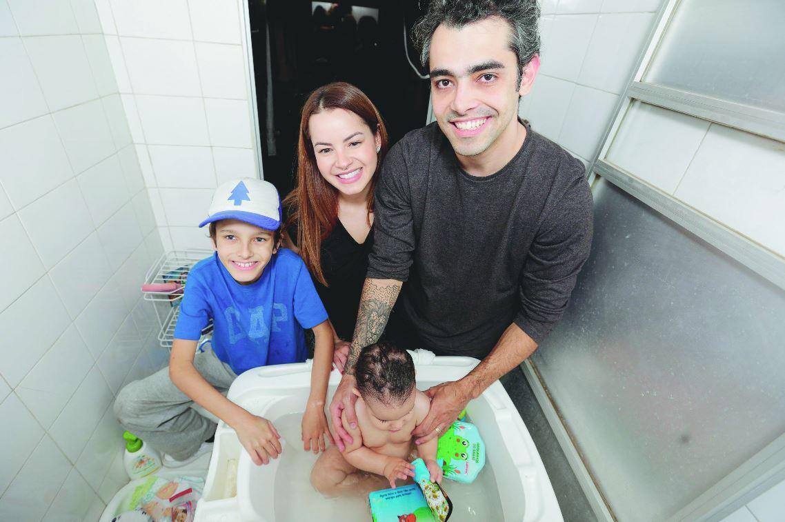 Trabalho em equipe O casal Rafael, 34, e Isabela, 34, divide-se para cuidar de João, 11, e de Marcelo, de 11 meses