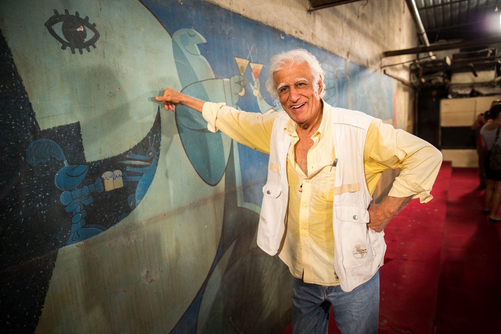 Ziraldo posa com o seu painel na antiga casa de shows Canecão, no Rio
