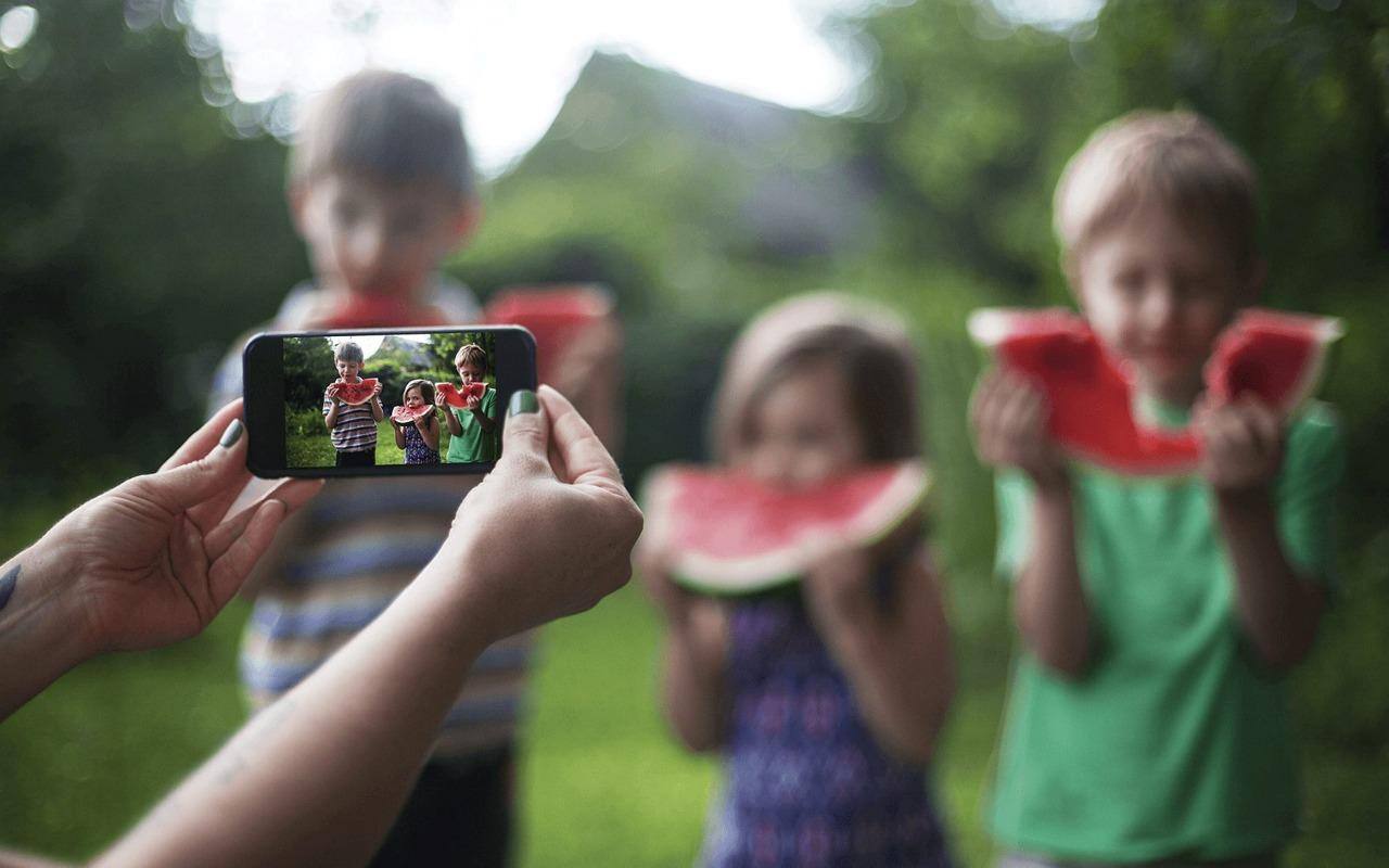 Pais devem atuar como moderadores, não permitindo que os filhos pequenos tenham acesso irrestrito às redes sociais