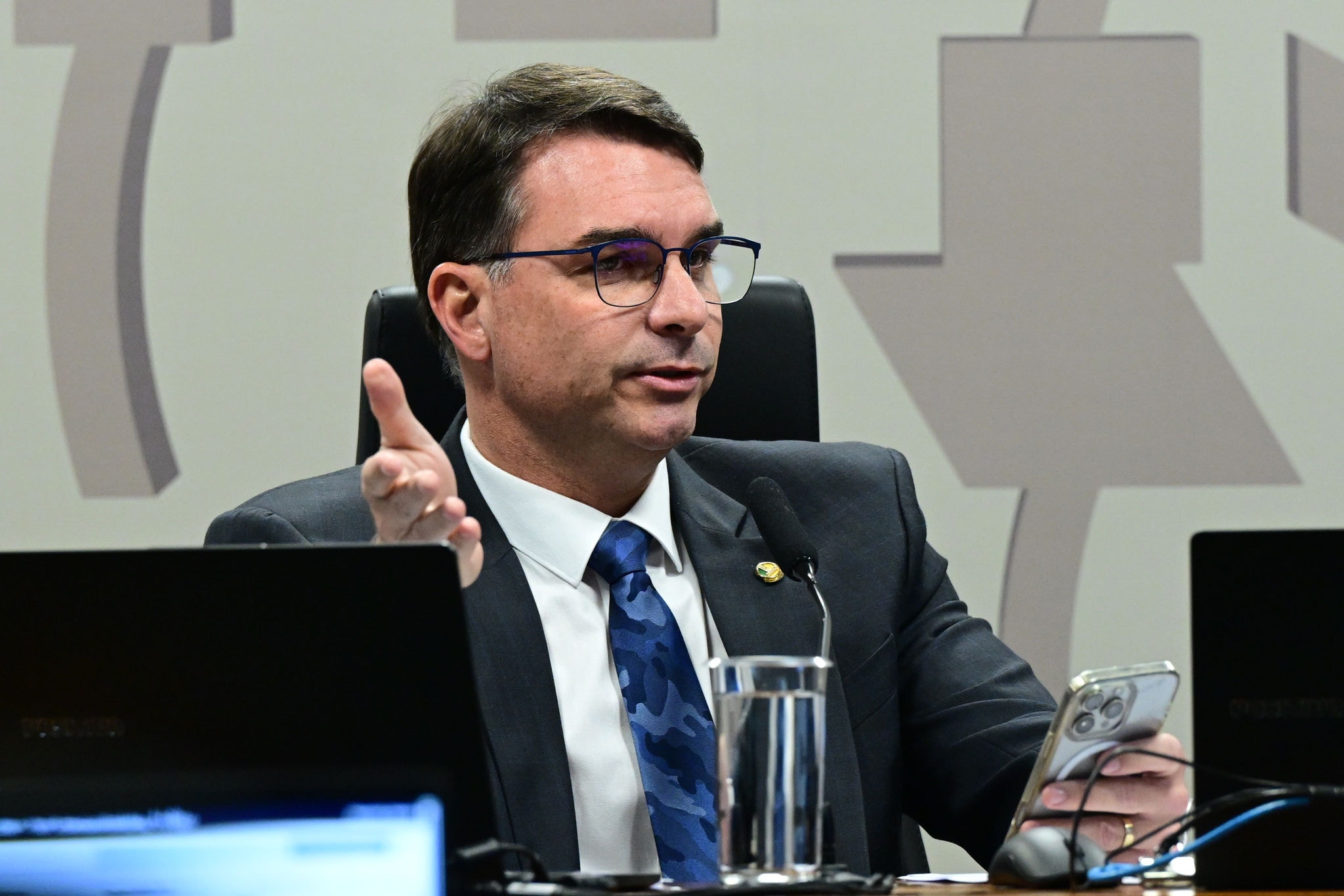 Comissão de Segurança Pública (CSP) realiza reunião deliberativa com 4 itens. Entre eles, PL 5.002/2024, que "altera o art. 115 da Lei nº 7.210, de 11 de julho de 1984 (Lei de Execução Penal), para impor a prestação de serviços à comunidade ou a prestação pecuniária quando o regime aberto for imposto em decorrência de conversão por descumprimento de pena restritiva de direito". 

Relator do PL 5.002/2024, PL 82/2023, PL 1.103/2023, PL 2.834/2022, senador Flávio Bolsonaro (PL-RJ) em pronunciamento à mesa.

Foto: Geraldo Magela/Agência Senado