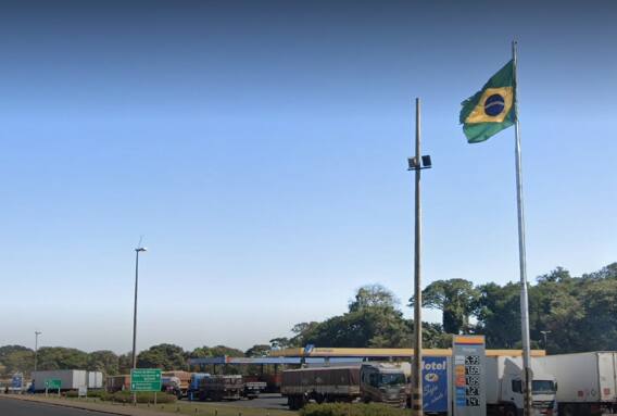 Caminhoneiros fecham BR-365 em Patos de Minas, sem sinal de liberação