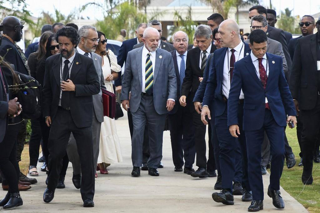 Lula e o chanceler Mauro Vieira em Kingstown, capital de São Vicente e Granadinas, no Caribe, na abertura da 8ª Cúpula da Comunidade dos Estados Latino-Americanos e Caribenhos (Celac)