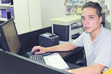 Contratado como bibliotecário, Vitor agora sonha com graduação