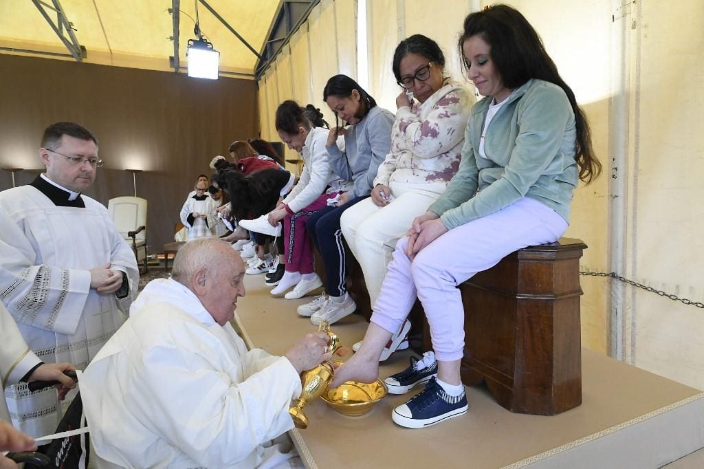 Na Quinta-feira Santa, o papa participou do lava pés num presídio feminino