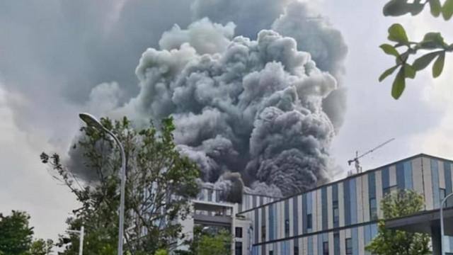 Edifício da Huawei em Dongguan em chamas