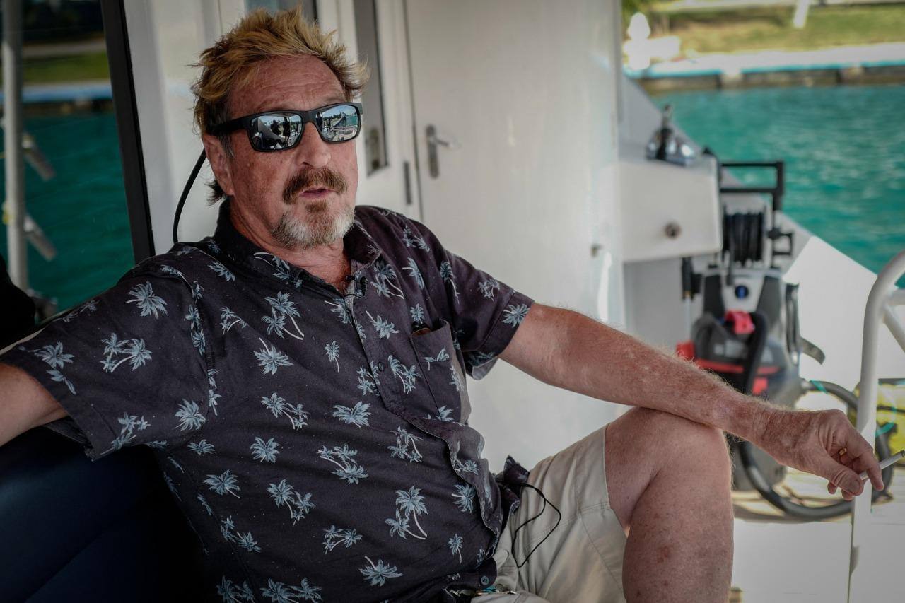 Criador do antivírus McAfee é encontrado morto em prisão na Espanha, aos 75 anos