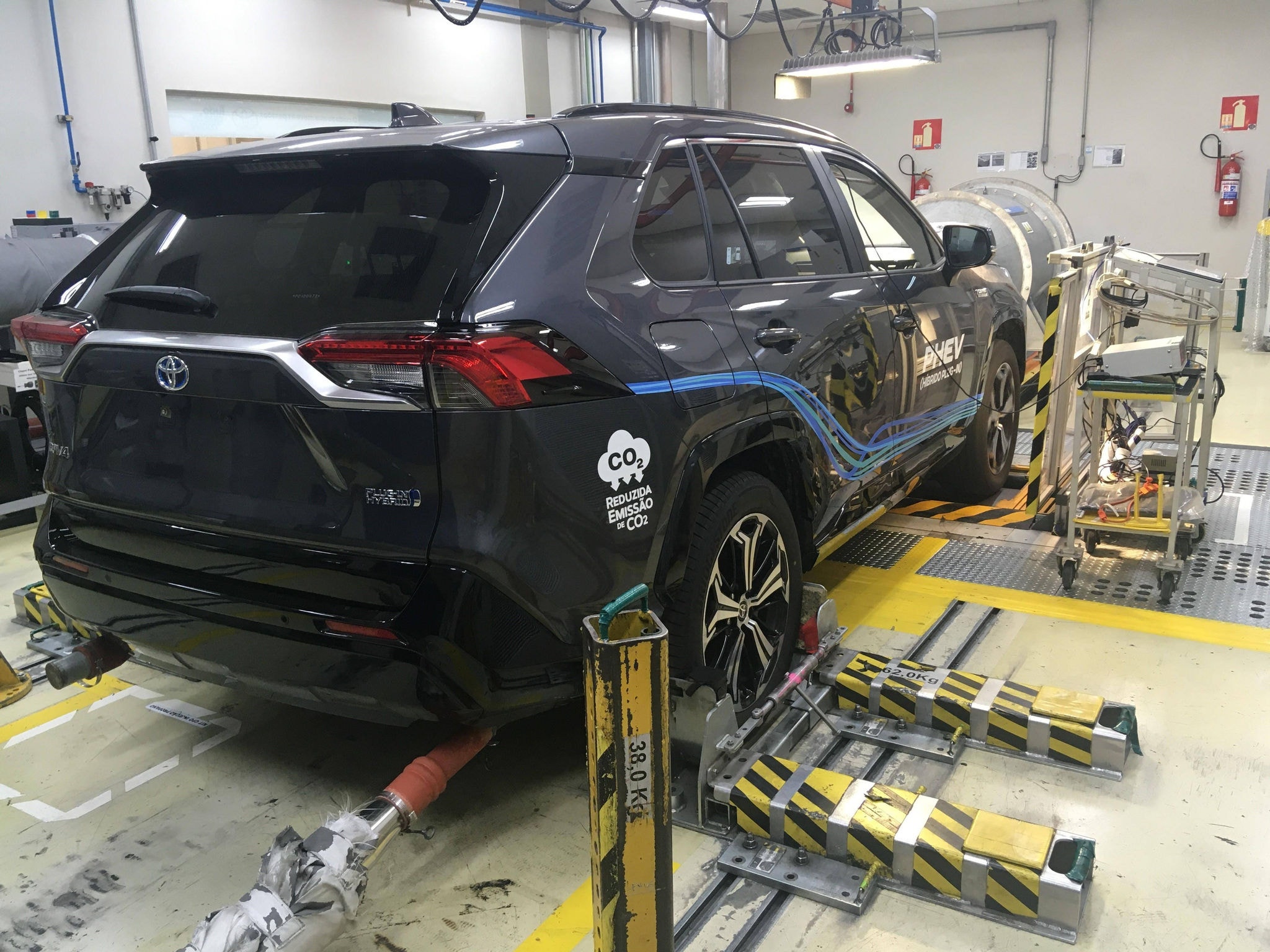 Toyota RAV4 durante testes para o primeiro híbrido flex da marca japonesa no Brasil