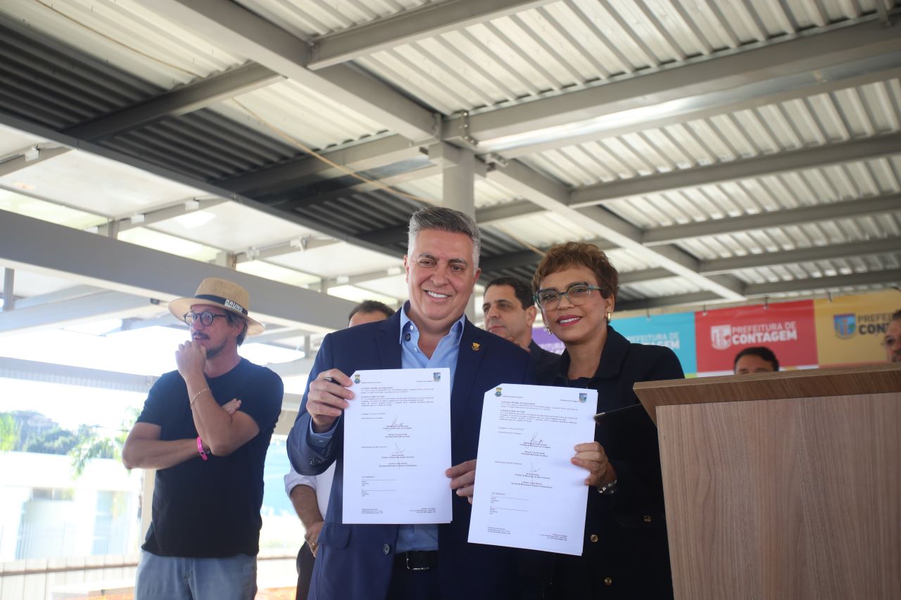 Prefeito de Belo Horizonte, Álvaro Damião, e prefeita de Contagem, Marília Campos, assinaram um termo para construção de uma nova alça do viaduto que liga a Avenida Babita Camargos com a Via Expressa