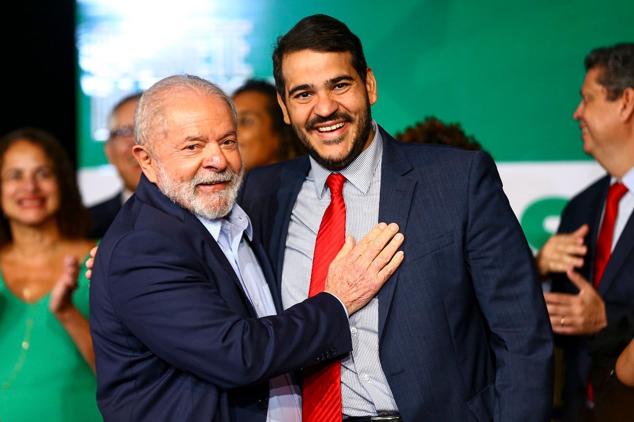 O presidente eleito, Luiz Inácio Lula da Silva, e o futuro ministro da Advocacia-Geral da União, Jorge Messias, durante anúncio de novos ministros que comporão o governo.