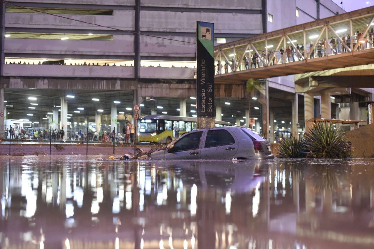 Alagamento na avenida Vilarinho