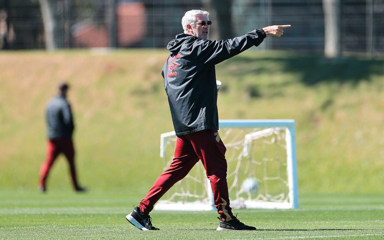 Odair Hellmann ganhou 'voto de confiança' da diretoria do Athletico. Foto: Duda Matoso/Athletico