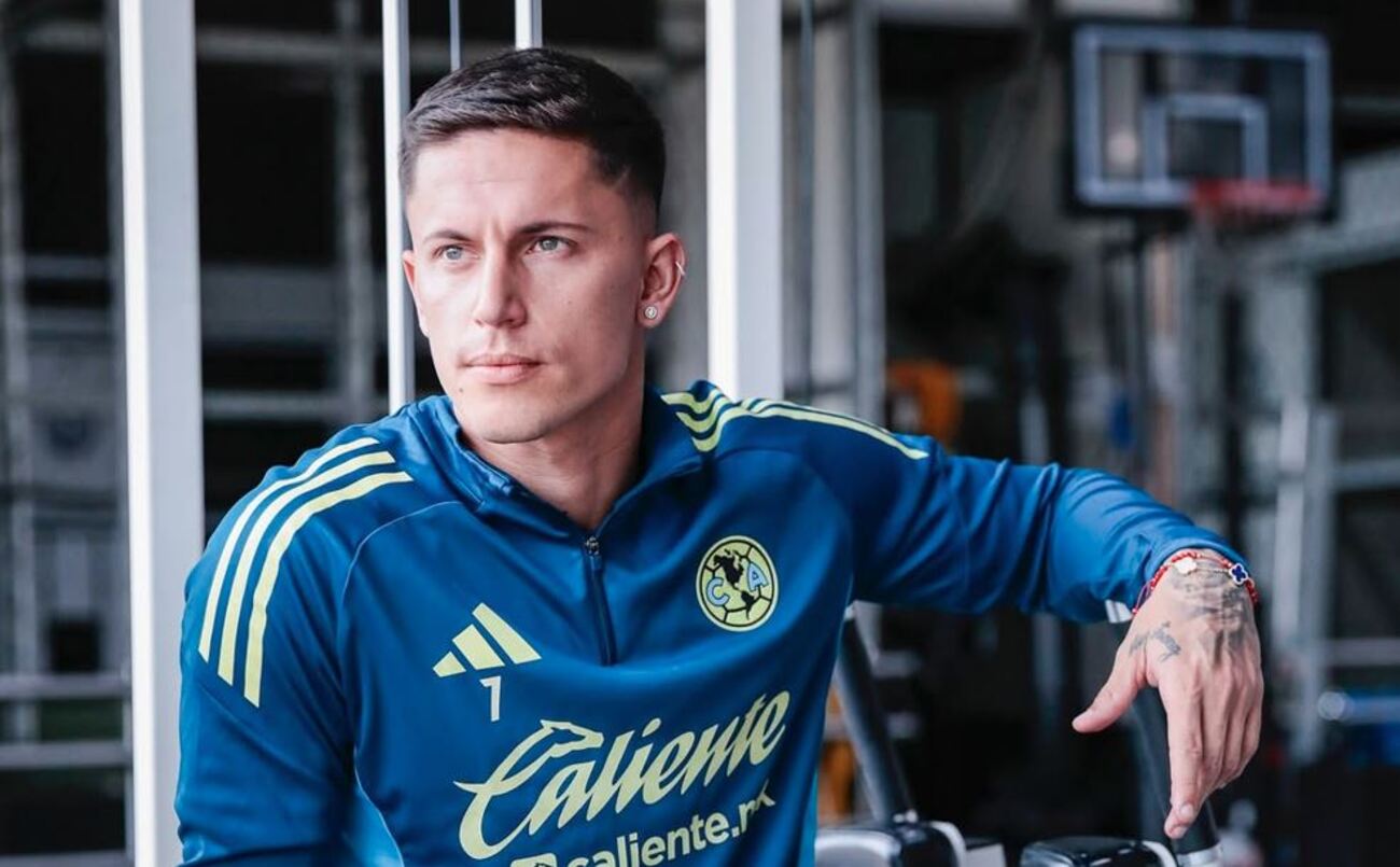 Uruguaio é titular e camisa 7 da equipe mexicana