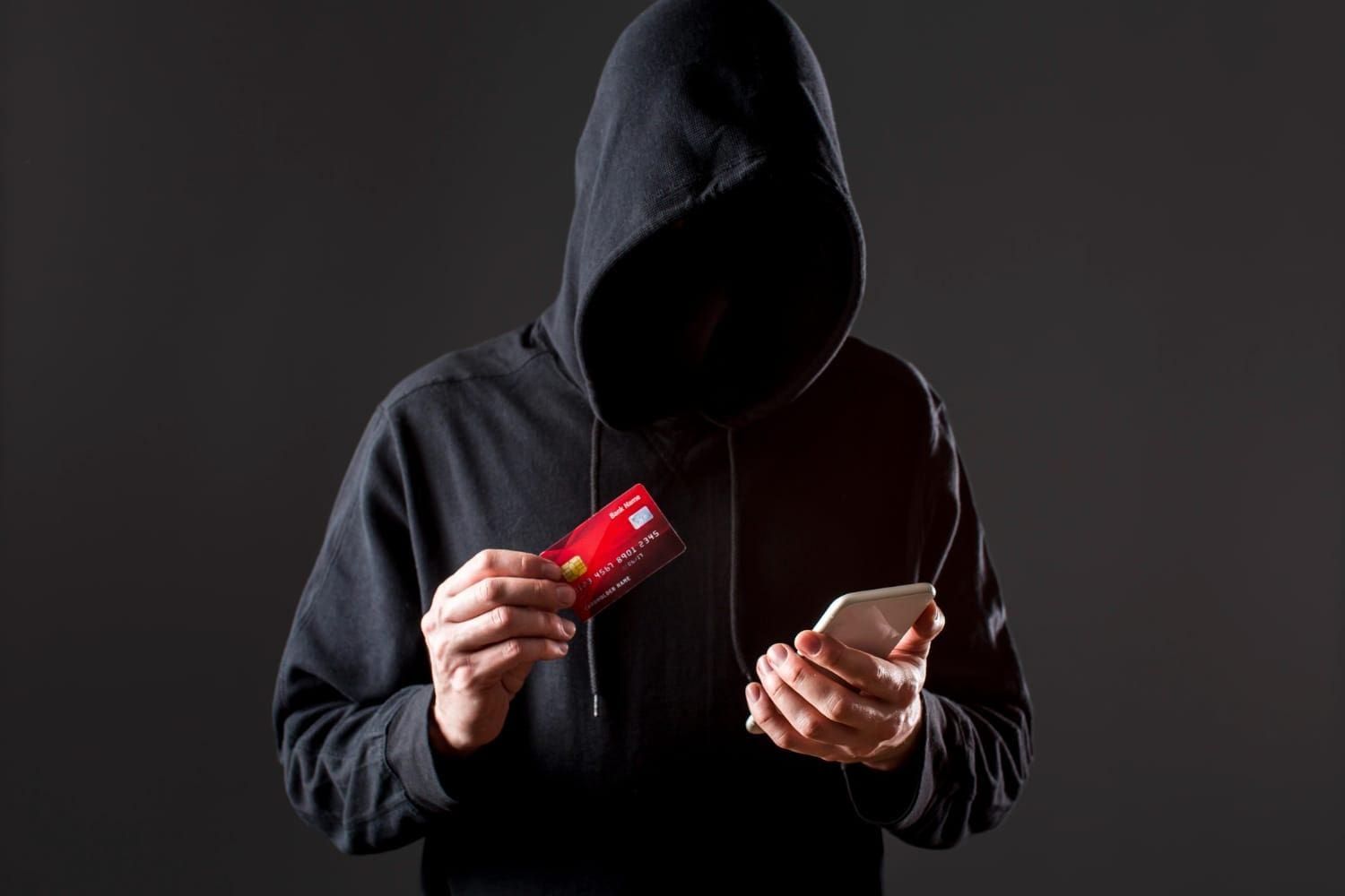 Em um dos golpes mais comuns, criminosos roubam dados de clientes com links falsos, enviados por mensagens de celular, e causam prejuízo na conta da vítima