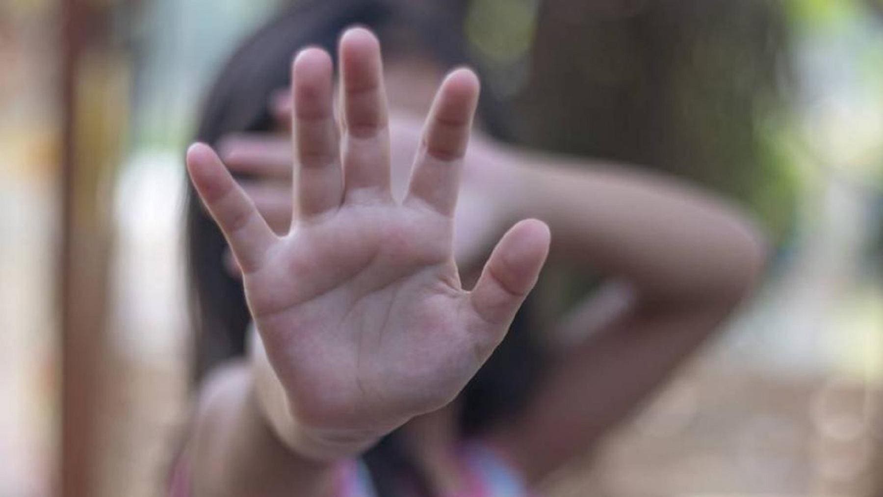 Vítima pediu ajuda para um amigo, que procurou os pais da menina para contar os crimes sofridos por ela