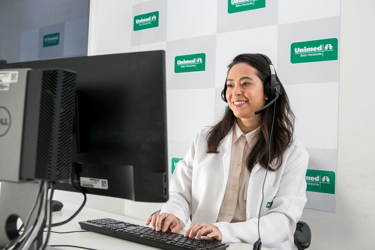 A cooperada da Medicina de Família e Comunidade, Helena Soares de Souza Santos, atua na Saúde Digital da Unimed-BH
