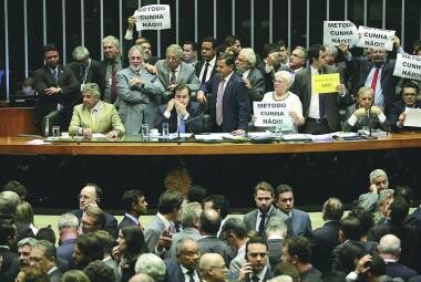 Confusão. Oposição subiu à mesa gritando “golpe, golpe”, provocando bate-boca na sessão que votou urgência da reforma trabalhista