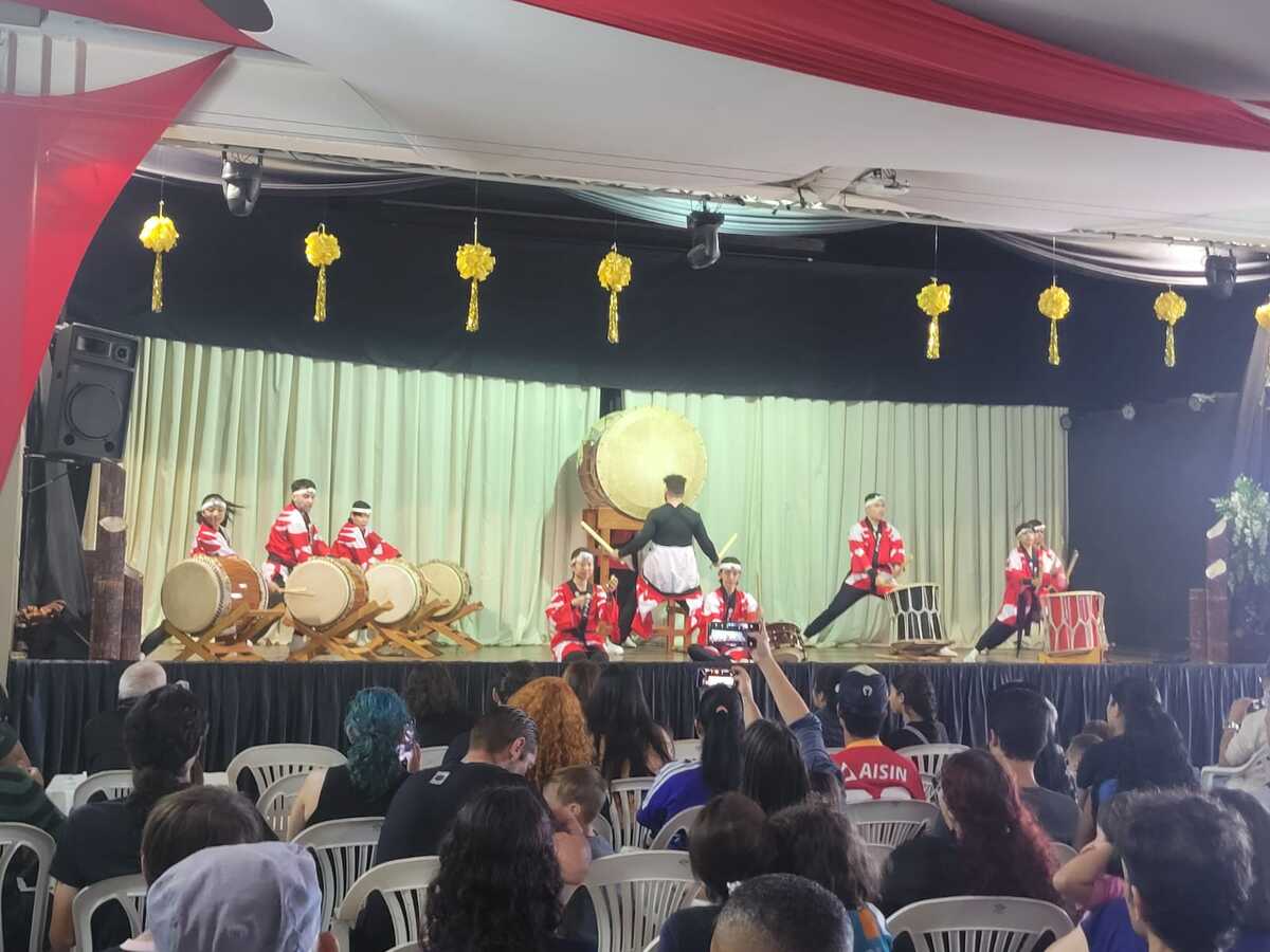 Público assiste a apresentação de taikô (tambores japoneses) durante a Feirinha de Comida Típica Japonesa, em BH