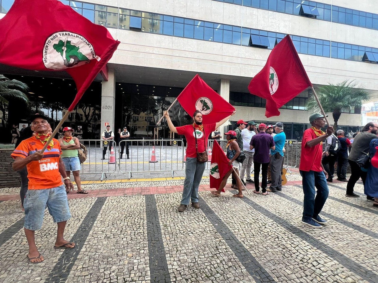 Integrantes do MST protestam em frente ao TJMG