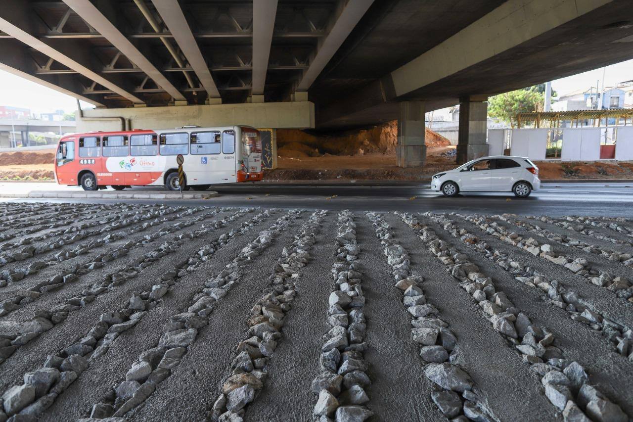 Pedras sob o Viaduto Leste, em BH