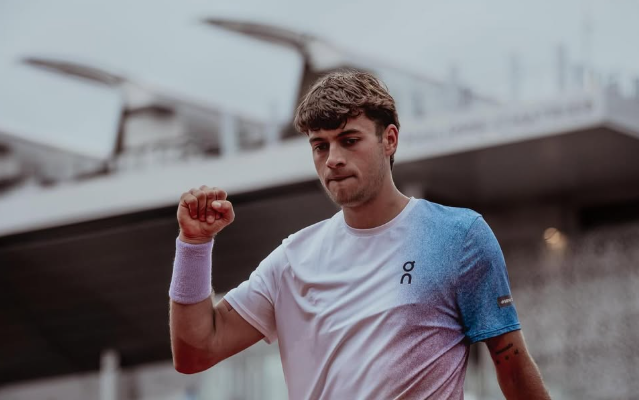 O italiano Flavio Cobolli, rivai de João Fonseca na estreia em Halle (Reprodução)