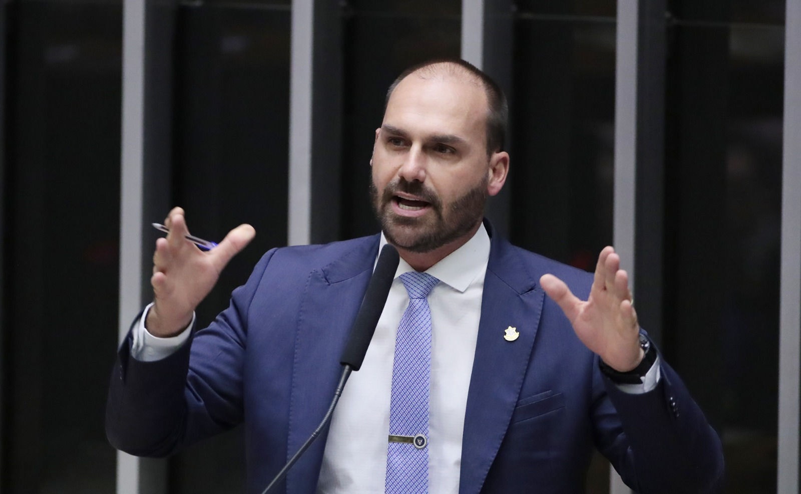 Na terça-feira (8), o ministro Alexandre de Moraes prorrogou o inquérito da Polícia Federal (PF) que investiga atuação de Eduardo Bolsonaro nos Estados Unidos