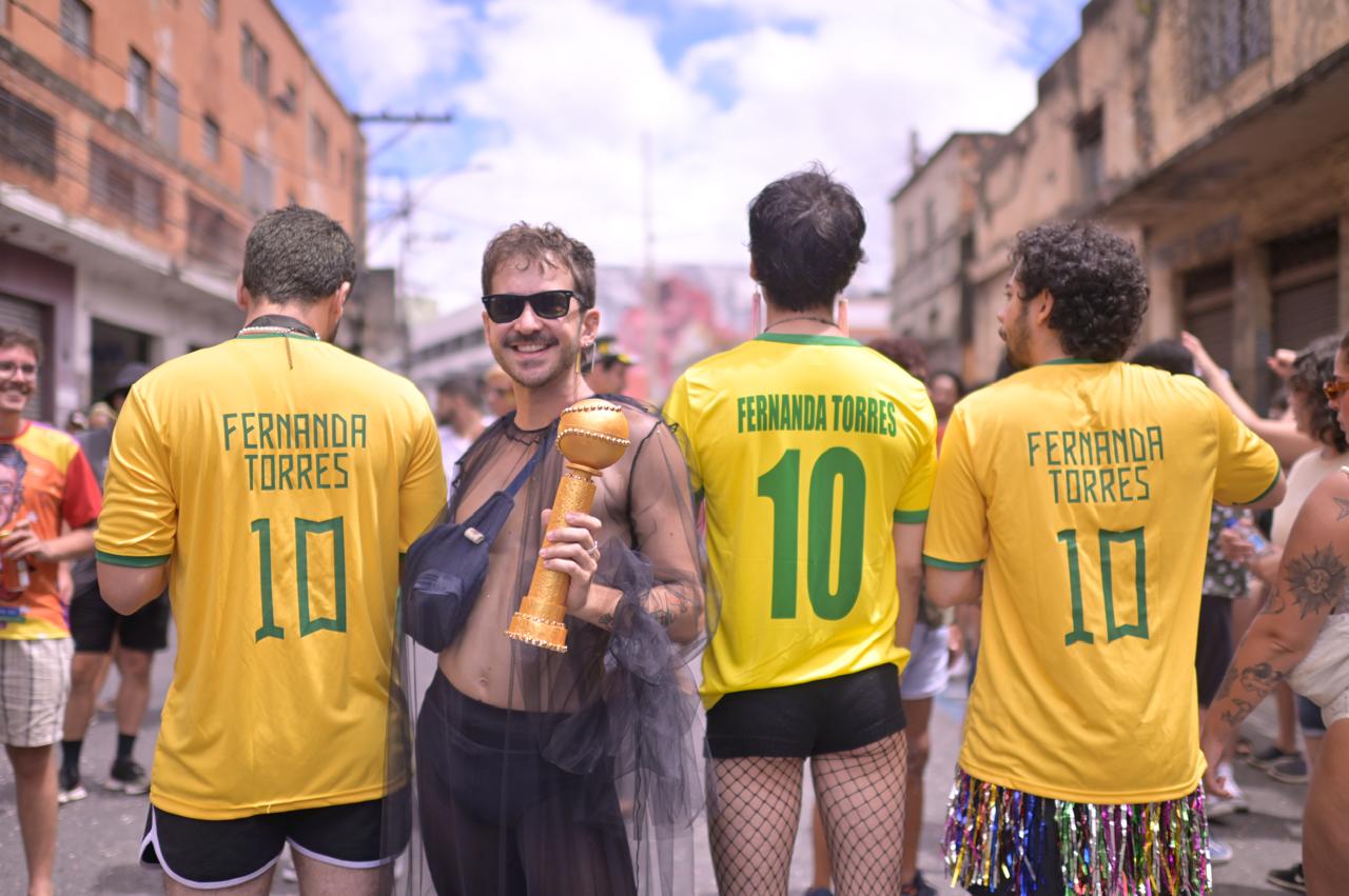 Igor Roriz, de 28 anos, foi fantasiado de Fernanda Torres com amigos no Carnaval