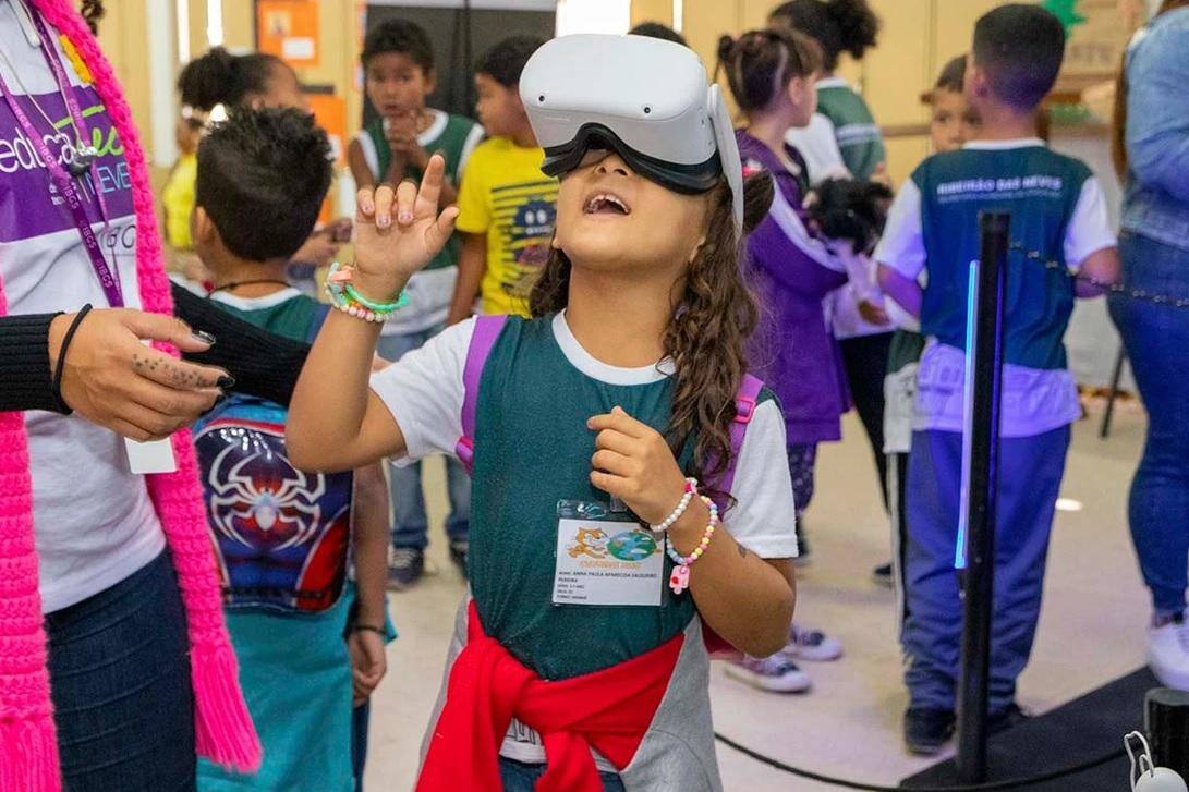 Crianças tiveram experiência com óculos de realidade virtual durante lançamento do Espaço Educatec Neves