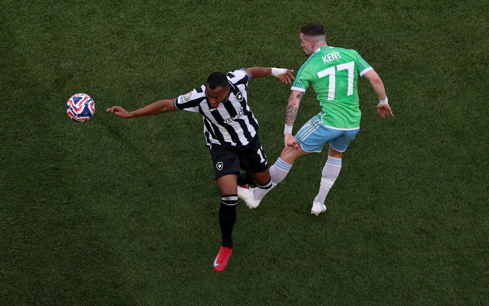 Marlon Freitas em ação na vitória do Botafogo sobre o Seattle Sounders (Foto: Ezra Shw/AFP)