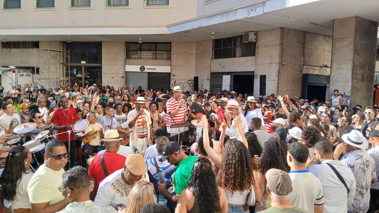 Multidão foi à Praça Fuad Noman para ver a Velha Guarda na Virada Cultural