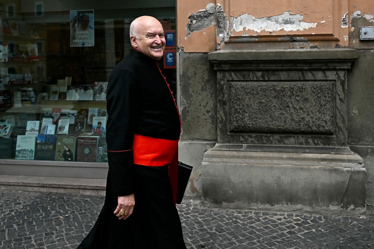  O cardeal italiano Gianfranco Ravasi caminha na Via della Conciliazione após uma reunião congregacional no Vaticano, em 5 de maio de 2025
