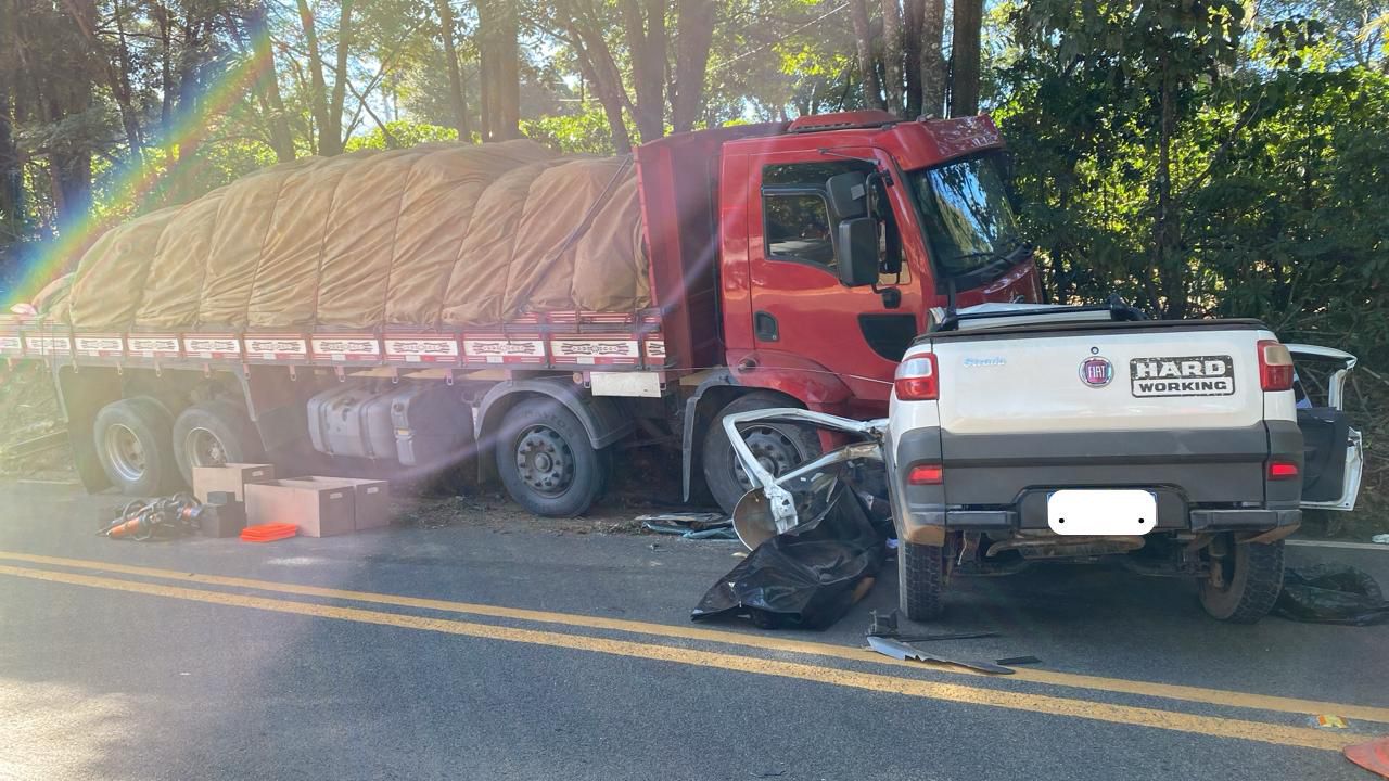 Dois homens morreram na colisão entre um veículo de passeio e um caminhão na MG-455