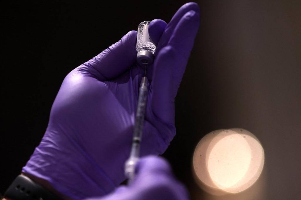 Coronavírus representa risco muito maior do que as vacinas, diz diretor da OMS