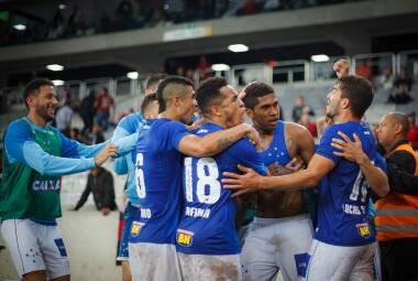 Cruzeiro comemora gol marcado diante do Atlético-PR pela Copa do Brasil