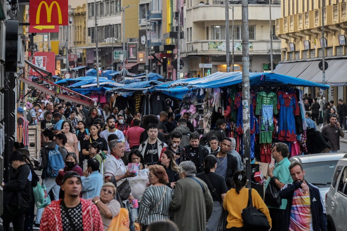 Consumidores transitam pela rua 25 de Março, no Centro de São Paulo