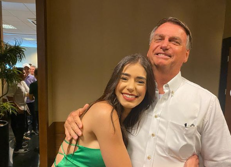 Amanda Teixeira Dias (PL), que assume como deputada estadual na próxima semana, possui diversas fotos com o ex-presidente Jair Bolsonaro, a ex-primeira-dama Michelle e a senadora Damares nas redes sociais
