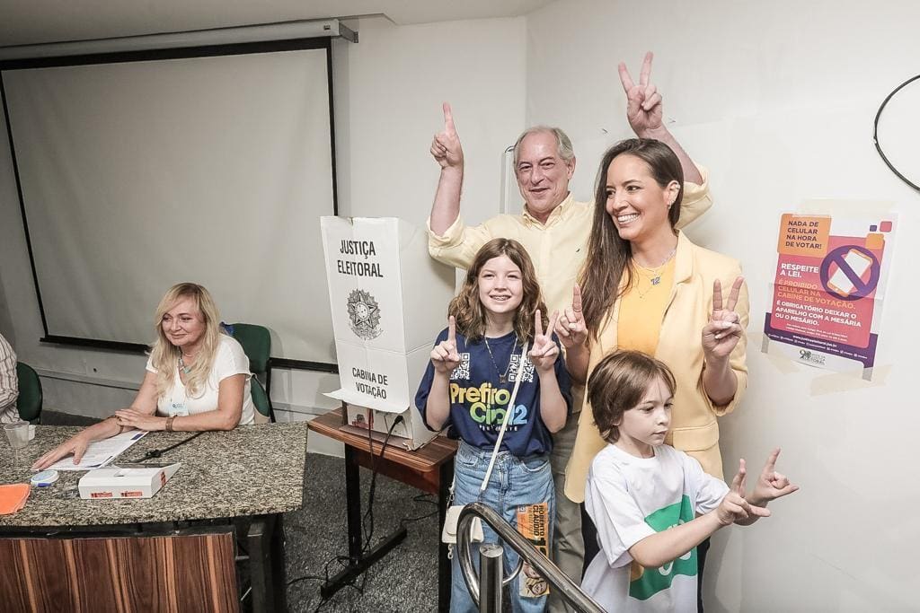 Ciro vota ao lado da família em Fortaleza